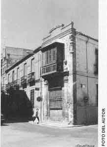 Artstico balcn y fachada en calle Lanza