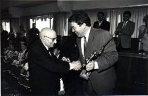 Eduardo Matos recibiendo el ttulo de “Ciudadano Ejemplar” en 1995