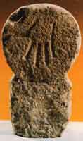 La misma estela funeraria muestra en su reverso la «mano de Fátima», prueba de que también fue utilizada para una tumba musulmana. Símbolo de la convivencia de las tres religiones