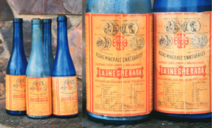 Botellas del agua de La Inesperada, y detalle de la etiqueta.