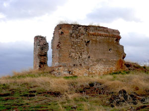 A unos 40 metros del castillo se encuentran las ruinas de la iglesia